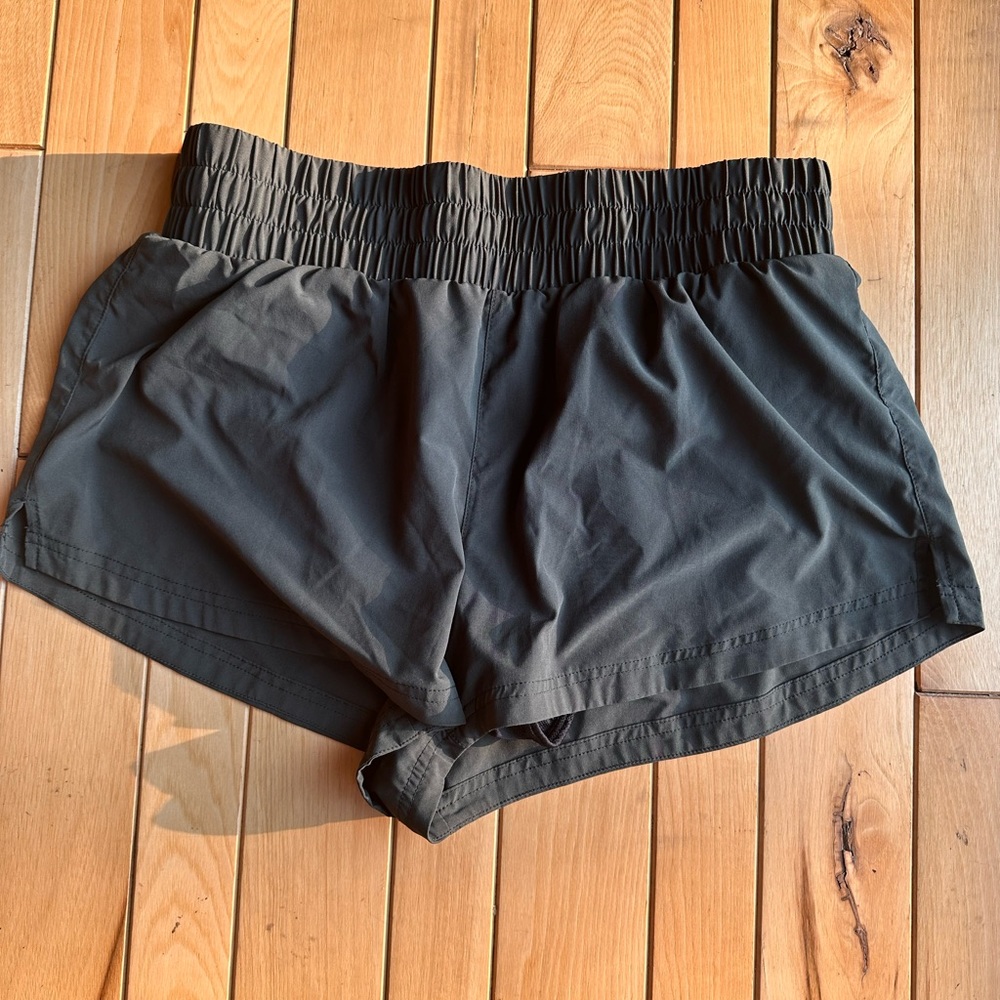Varley Women's Green Olive Kallin Running Shorts Size M